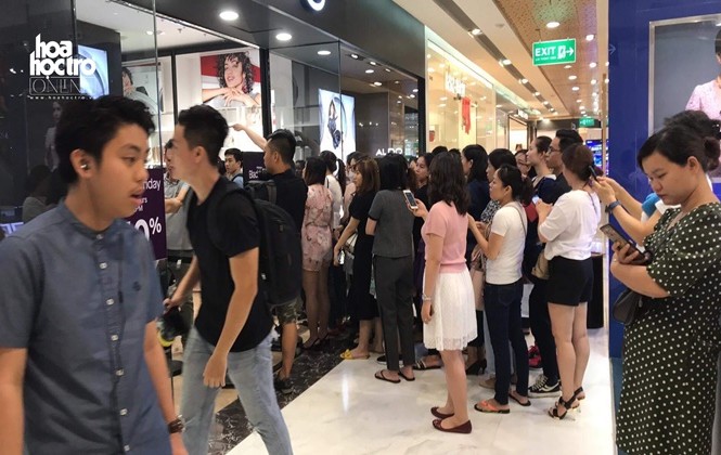TP.HCM: Đường phố tắc nghẽn, TTTM đông nghịt người TP.HCM: Đường phố tắc nghẽn, TTTM đông nghịt người "săn sale" Black Friday