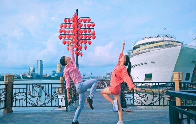 Chụp ảnh bên nhau quá đẹp, cặp đôi bạn thân khác giới bất ngờ nhận... Chụp ảnh bên nhau quá đẹp, cặp đôi bạn thân khác giới bất ngờ nhận... "gạch đá"