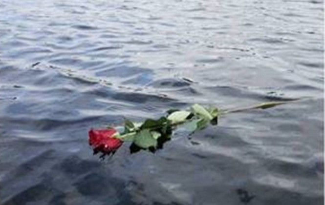 Lời nhắn bí ẩn cùng bông hoa hồng nơi hồ nước khiến nhiều người rơi nước mắt Lời nhắn bí ẩn cùng bông hoa hồng nơi hồ nước khiến nhiều người rơi nước mắt