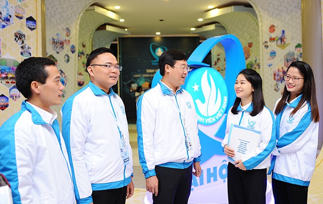 Bí thư T.Ư Đoàn Lê Quốc Phong đối thoại với đoàn viên, thanh niên Bí thư T.Ư Đoàn Lê Quốc Phong đối thoại với đoàn viên, thanh niên