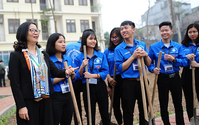 Thầy cô giáo và sinh viên Học viện Nông nghiệp góp sức trồng cây Thầy cô giáo và sinh viên Học viện Nông nghiệp góp sức trồng cây
