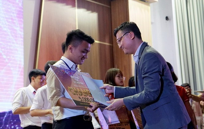 Bốn thí sinh xuất sắc nhất của cuộc thi “Chiến lược kinh doanh 2019”
Bốn thí sinh xuất sắc nhất của cuộc thi “Chiến lược kinh doanh 2019”