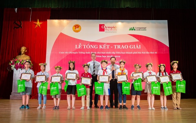 Mai Phúc Huy, học sinh trường Tiểu học Lê Quý Đôn đoạt ngôi quán quân cuộc thi Olympic Tiếng Anh Tiểu học HN Mai Phúc Huy, học sinh trường Tiểu học Lê Quý Đôn đoạt ngôi quán quân cuộc thi Olympic Tiếng Anh Tiểu học HN