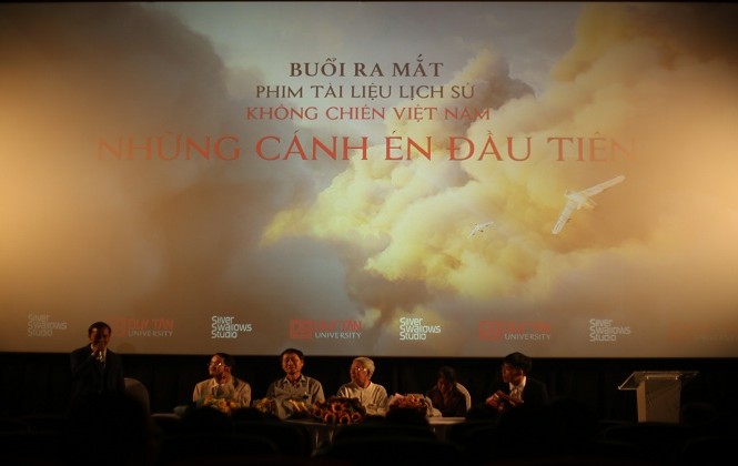 Lần đầu công chiếu bộ phim “ Những cánh én đầu tiên” tại Hà Nội Lần đầu công chiếu bộ phim “ Những cánh én đầu tiên” tại Hà Nội