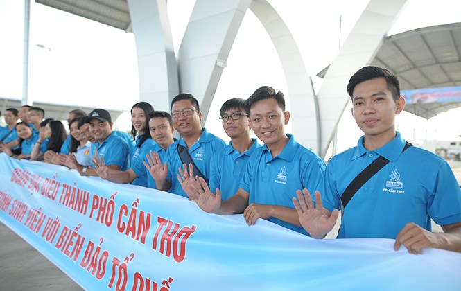 400 sinh viên tham gia chương trình 400 sinh viên tham gia chương trình "Tiếp bước những người anh hùng" tại Côn Đảo