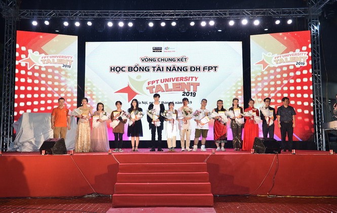 Nêu thông điệp Nêu thông điệp "Cứu Trái Đất", nữ sinh Hà Nội giành Quán quân cuộc thi tài năng ĐH FPT