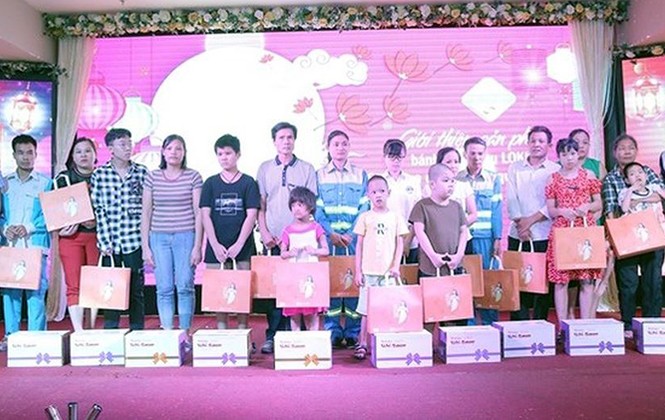 Tặng quà cho con em công nhân vệ sinh môi trường có hoàn cảnh khó khăn
Tặng quà cho con em công nhân vệ sinh môi trường có hoàn cảnh khó khăn