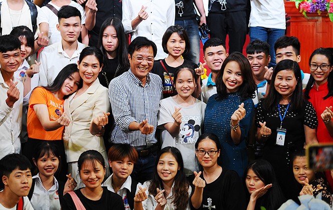 Nhiều nghệ sĩ nổi tiếng giao lưu với tân sinh viên Hải Dương Nhiều nghệ sĩ nổi tiếng giao lưu với tân sinh viên Hải Dương
