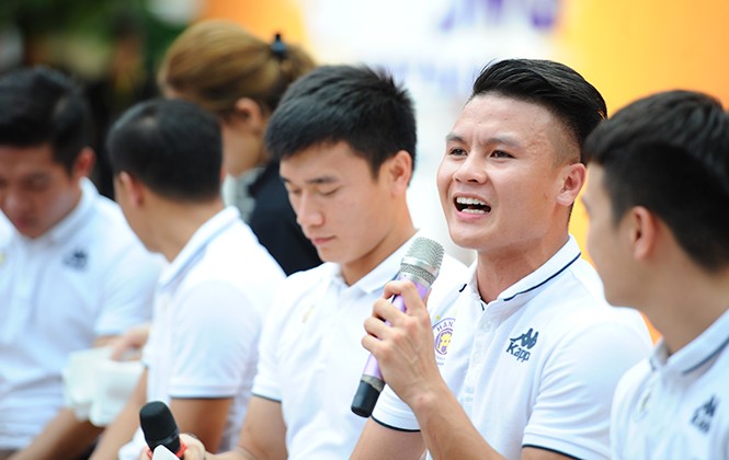 Quang Hải và đồng đội tại Hà Nội T&T giao lưu với học sinh tại Strong Vietnam Quang Hải và đồng đội tại Hà Nội T&T giao lưu với học sinh tại Strong Vietnam