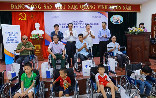 Trao tặng hơn 200 xe lăn cho người khuyết tật Trao tặng hơn 200 xe lăn cho người khuyết tật