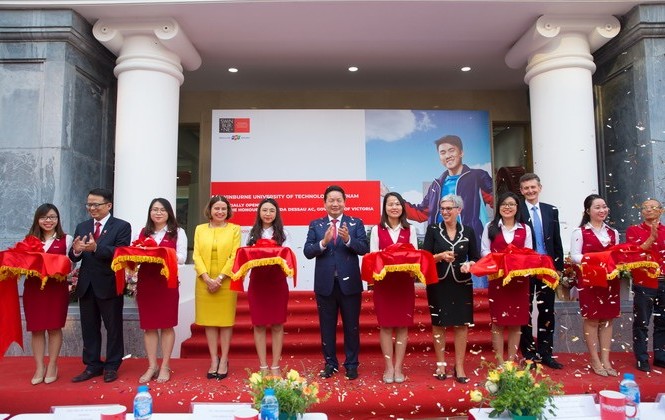 Thống đốc bang Victoria (Úc) cắt băng khánh thành khu học xá đầu tiên của Swinburne (Việt Nam) Thống đốc bang Victoria (Úc) cắt băng khánh thành khu học xá đầu tiên của Swinburne (Việt Nam)