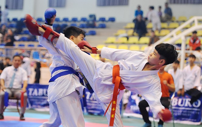 Võ sinh tranh tài tại giải Karate huyện Hoài Đức mở rộng năm 2019 Võ sinh tranh tài tại giải Karate huyện Hoài Đức mở rộng năm 2019