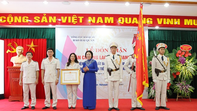 Ban lãnh đạo Báo Hải Quan vinh dự đón nhận Huân chương Lao động hạng Nhất do Thứ trưởng Bộ Tài chính Vũ Thị Mai thừa ủy quyền trao tặng cho báo