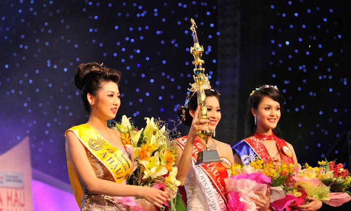 Đặng Thu Thảo đăng quang hoa hậu Việt Nam 2012