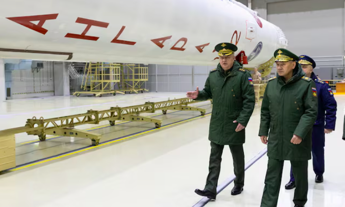 Bộ trưởng Quốc phòng Nga Sergei Shoigu thị sát tiến độ xây dựng và hiện đại hóa sân bay vũ trụ Plesetsk ở vùng Arkhangelsk, Nga, ngày 24/4. (Ảnh: Reuters)