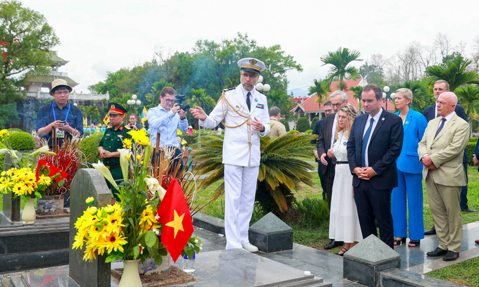 Bộ trưởng Quân đội Pháp Sebastien Lecornu cùng đoàn quan chức và cựu chiến binh Pháp thăm Nghĩa trang quốc gia A1. (Ảnh: VietnamNet)