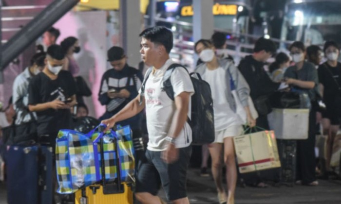 Ngày cuối dịp nghỉ lễ, nhiều người trở lại Hà Nội từ 4 giờ sáng vì sợ tắc đường