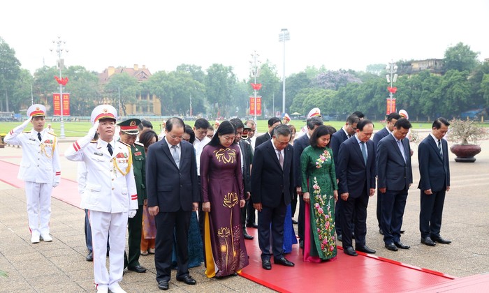 Lãnh đạo Hà Nội vào lăng viếng Chủ tịch Hồ Chí Minh và dâng hương tưởng nhớ Đại tướng Võ Nguyên Giáp