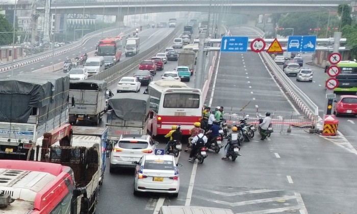 Xe lưu thông cầu vượt thép Mai Dịch từ 6/5 và cấm xe máy ở cầu vượt bê tông