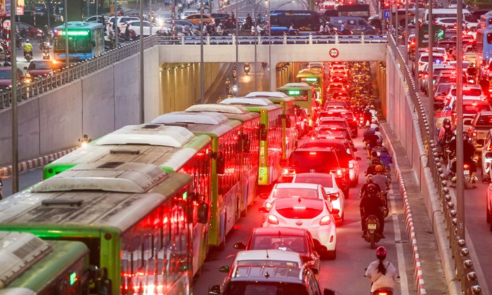 Xe buýt 'chôn chân', ô tô nhích từng chút giữa cơn tắc đường ở Hà Nội trước ngày nghỉ lễ