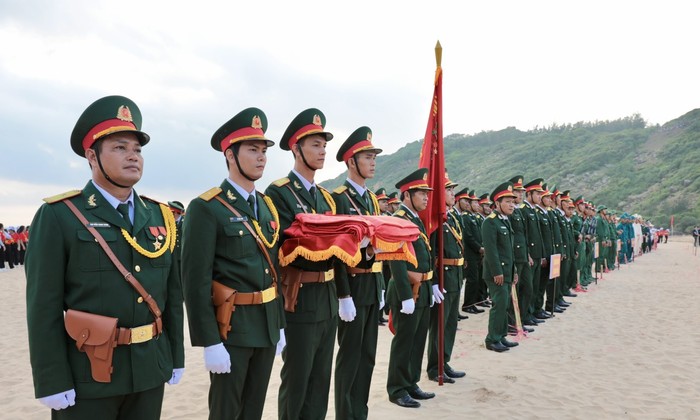 Thiêng liêng Lễ Thượng cờ 'Tổ quốc trong lòng Tổ quốc'
