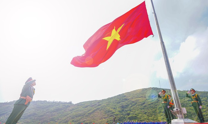 Thiêng liêng Lễ Thượng cờ 'Tổ quốc trong lòng Tổ quốc'