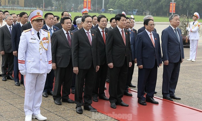 Đại biểu Quốc hội dự Kỳ họp thứ 7 vào Lăng viếng Chủ tịch Hồ Chí Minh
