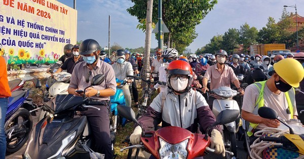 TP HCM: Phương tiện tăng đột biến trên đường Phạm Văn Đồng, kẹt xe kéo dài