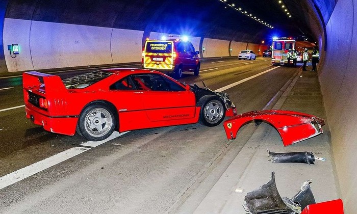Tài xế trẻ lái Ferrari F40 triệu USD đâm vào tường đường hầm
