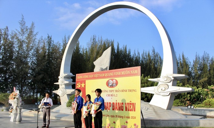 Kết nạp Đảng cho học sinh tại Khu tưởng niệm chiến sĩ Gạc Ma