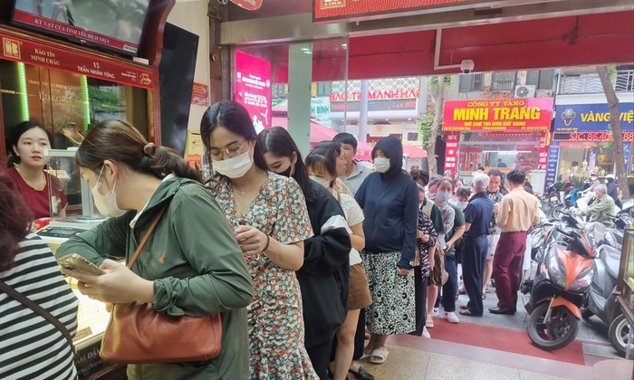 Người dân xếp hàng mua vàng tại cửa hàng trên phố Trần Nhân Tông sáng 9/5. Ảnh: Ngọc Mai