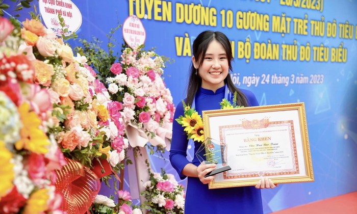 Chu Hoa Bảo Trâm, sinh viên Trường Đại học Ngoại thương nhận danh hiệu Cán bộ Đoàn Thủ đô tiêu biểu năm 2023 