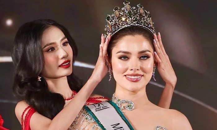Hoa hậu Nguyễn Thanh Hà trao lại vương miện cho Hoa hậu Ukraine