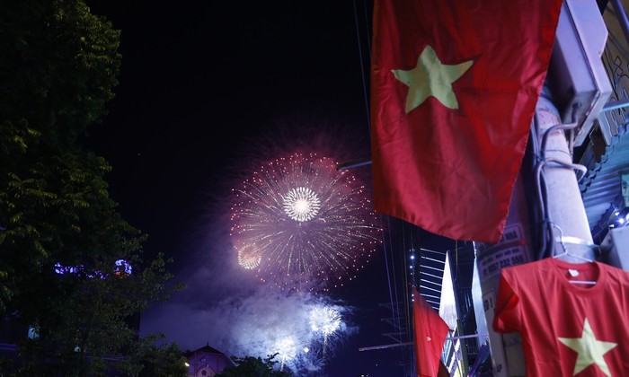 Người dân náo nức xem pháo hoa rực sáng trên bầu trời Điện Biên Phủ