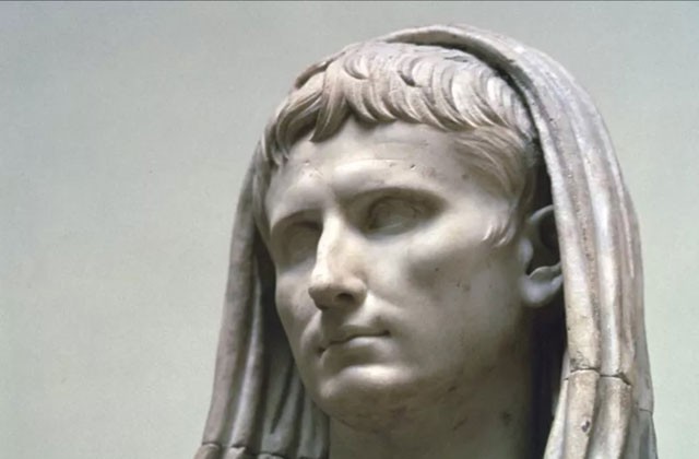 Bức tượng bằng đá cẩm thạch của Hoàng đế Augustus tại Bảo tàng Khảo cổ Quốc gia ở Rome, Italia. Ảnh: Newsweek.