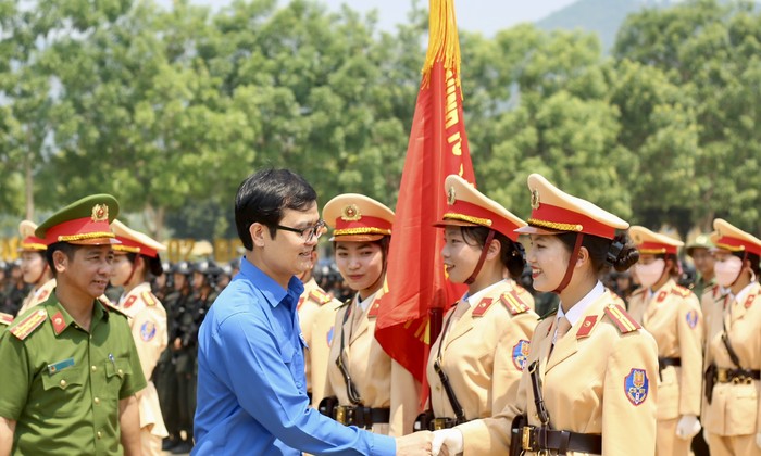 Trung ương Đoàn thăm đoàn viên, thanh niên tập luyện chuẩn bị lễ diễu binh kỷ niệm 70 năm chiến thắng Điện Biên Phủ