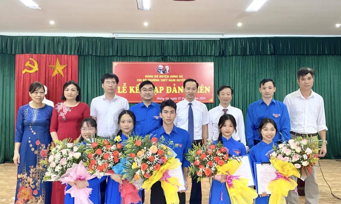 Nhiều học sinh Thái Bình được kết nạp Đảng dịp kỷ niệm 70 năm Chiến thắng Điện Biên Phủ