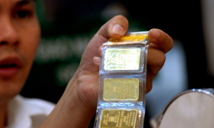 Nhiều người vội vã đi bán vàng vì giá SJC lao dốc