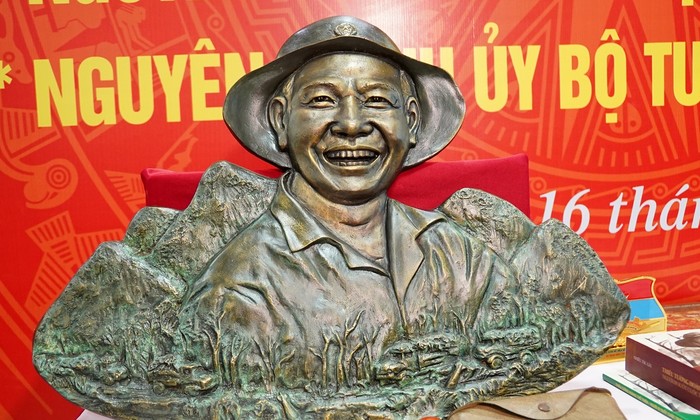 Bảo tàng Đường Hồ Chí Minh nhận kỷ vật kháng chiến từ gia đình Thiếu tướng Hoàng Thế Thiện