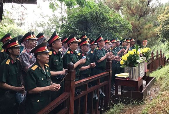 Dòng người viếng mộ Đại tướng Võ Nguyên Giáp trong ngày chiến thắng Điện Biên Phủ