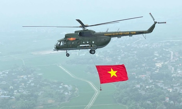 Lực lượng Không quân bay huấn luyện, hợp luyện treo cờ phục vụ Lễ kỷ niệm 70 năm Chiến thắng Điện Biên Phủ 