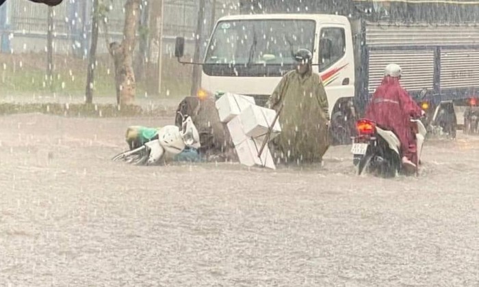 Hàng loạt nhà tốc mái, đường ngập ngang người sau mưa lớn ở TP Biên Hòa