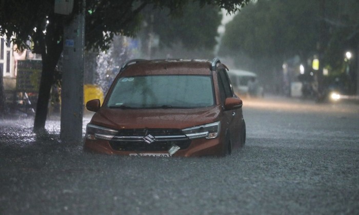 TPHCM mưa sầm sập, nước ngập nhiều tuyến đường