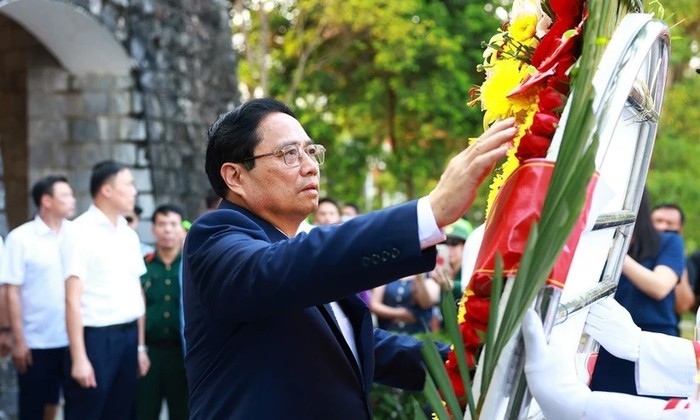 Thủ tướng Phạm Minh Chính dâng hương tưởng niệm các Anh hùng, liệt sỹ tại Điện Biên Phủ