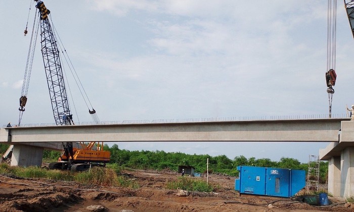 Cầu lớn nhất Vành đai 3 TPHCM lao lắp dầm đầu tiên