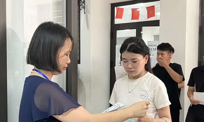 Sáng nay, gần 1,15 triệu thí sinh bắt đầu làm bài thi Ngữ văn, chấm dứt đồn đoán đề thi 