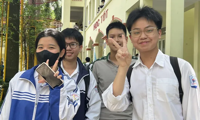 Sỹ tử chuẩn bị thi Toán, Cần Thơ đổ mưa lớn