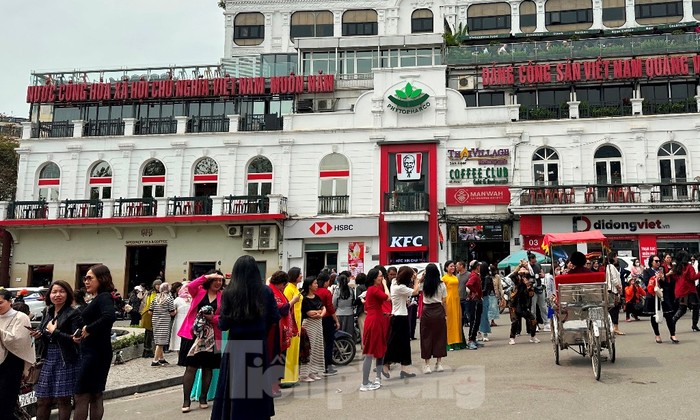 Bờ hồ Hoàn Kiếm đông kín người, xe vì khách ‘chia tay’ Hàm cá mập