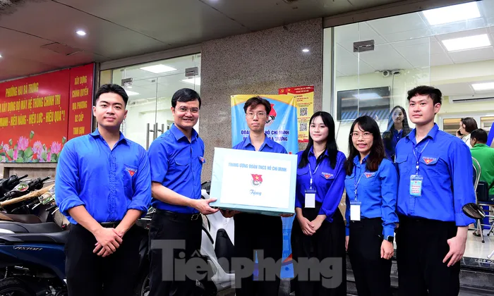 Ban Bí thư Trung ương Đoàn thăm, tặng quà đội hình tình nguyện hỗ trợ vận hành chính quyền hai cấp