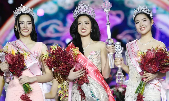 Buổi giao lưu đầu tiên sau đăng quang cùng Hoa hậu Hà Trúc Linh, Á hậu Châu Anh và Vân Nhi